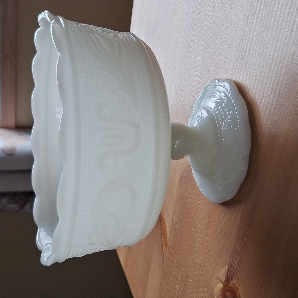 #ACM Vintage Brody milk glass fruit bowl